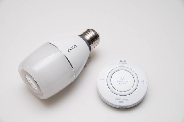 画像: ▲左がLED電球スピーカー本体で、右がリモコン。洗練されたデザインがソニーらしい。口金は一般的な電球と同じなので汎用性も高い。
