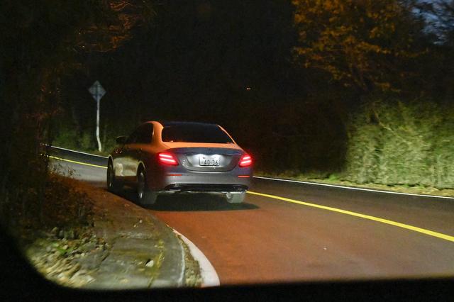 画像: Eクラスの車内から撮影した写真です。ハイビームで走行していますが、前方車両はまったく眩しくありません。