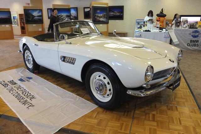 画像: BMW507ロードスターも展示され、クラブ員や会場の八ヶ岳ロイヤルホテルを訪れた人たちから大いに注目されていた。