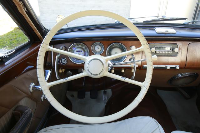 画像: 試乗できたBMW3200Sのインパネ。とても55年以上も前のクルマだとは思えない美しい状態に保たれていた。