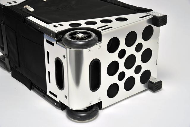 画像: アルミ合金製フレームは、ところどころ肉抜きされることで独特の「ツール感」をアピール。大きめのホイールがタフな印象だ。