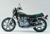 画像: ●空冷4ストDOHC2バルブ4気筒 ●652cc ●62PS/8000rpm ●5.8kg-m/7000rpm ●230kg ●3.25-19・4.00-18 ●44万5000円 ©オートバイ別冊付録 不朽の日本車102年史