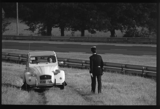 画像: クルマはシトロエン2CV。