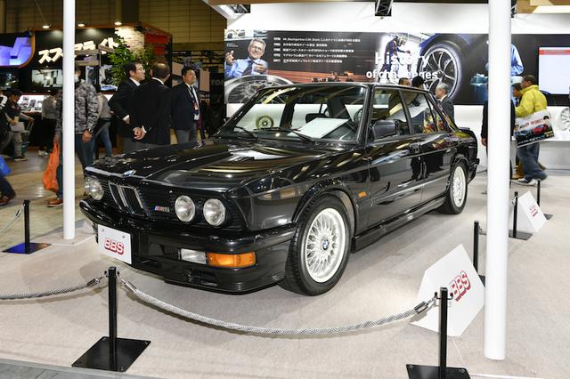 画像: BMWの初代M5は、ドイツ本国で製造されたBBSホイールが標準装着されていた。ただし鍛造ではなく、鋳造だ。