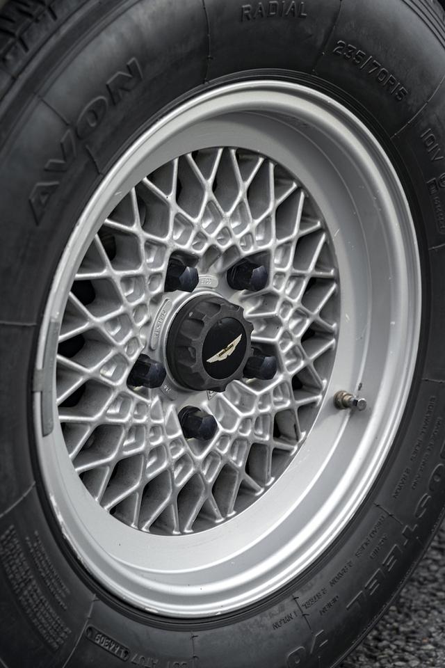 画像: クロススポークが複雑に入り組む個性的なデザインは、V8の力強い佇まいに似合う。