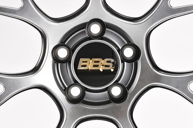 画像: RE-V7 ◎ BBS Japan 鍛造モデルは、センター部分のロゴが金色となる。キャップ部分の色が変わっても同色。