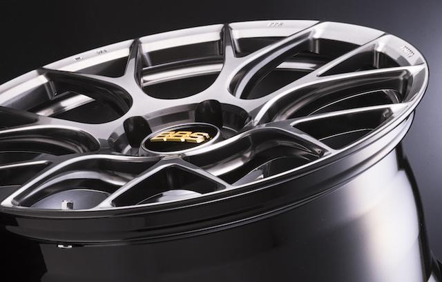 画像: RE-V7 ◎ BBS Japan 鍛造らしいエッジの利いた存在感。スポーク部がより細身で、全体的に足が長く見える。