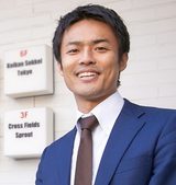 画像: プロフィール 小沼大地(こぬまだいち) 1982年、埼玉県所沢市に生まれ、その後神奈川県横浜市に育つ。一橋大学社会学部卒業、同大学院社会学研究科修士課程修了。大学院在学中に青年海外協力隊に参加し、約2年間シリアに派遣される。マッキンゼー・アンド・カンパニー日本支社での勤務を経て、2011年、松島由佳氏と共同で特定非営利活動法人クロスフィールズを都内に創業。同法人の代表理事を務める。