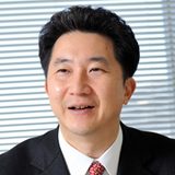 画像: プロフィール 妹尾 大氏 東京工業大学大学院社会理工学研究科 准教授。 1998年一橋大学大学院商学研究科博士課程単位取得満期退学。北陸先端科学技術大学院大学知識科学研究科助手を経て、2002年から東京工業大学大学院社会理工学研究科助教授(現在は准教授)。博士(商学)。平成19年度東工大教育賞優秀賞を受賞。専門分野は経営組織論、経営戦略論、情報・知識システムであり、個人と組織の動的プロセスを研究。 主な著書は、『知識経営実践論』(共編著・白桃書房)、『魔法のようなオフィス革命』潮田邦夫・妹尾大(共著・河出書房新社)。