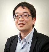 画像: プロフィール 鳥越収(とりごえおさむ) 1979年、岡山県生まれ。岡山大学工学部電気電子工学科卒業、同大学院自然科学研究科博士前期課程通信ネットワーク工学専攻修了。2004年に株式会社日立製作所に入社し、同情報・通信システム社ITプラットフォーム事業本部の小田原事業所に配属。RAIDシステム事業部開発本部コントローラ設計部(現・ストレージ開発本部ハードウェア設計部)にて、入社以来、一貫して大型ストレージの設計に携わっている。同社における留職プログラムの第1期生。
