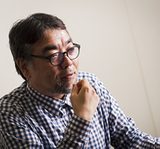 画像: 三宅秀道(みやけ・ひでみち) 専修大学経営学部准教授。1973年生まれ。神戸育ち。1996年早稲田大学商学部卒業。都市文化研究所、東京都品川区産業振興課などを経て、2007年早稲田大学大学院商学研究科博士後期課程単位取得退学。 東京大学大学院経済学研究科ものづくり経営研究センター特任研究員、東海大学政治経済学部専任講師を経て、2014年より現職。専門は、製品開発論、中小・ベンチャー企業論。これまでに大小1000社近くの事業組織を取材・研究。現在、企業・自治体・NPOとも共同で製品開発の調査、コンサルティングにも従事している。