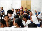 画像: プロジェクトのスタートの地となったバングラデシュの子供たちと。子供たちに十分な教育を与えるには4万人の教師が足りないと言われる