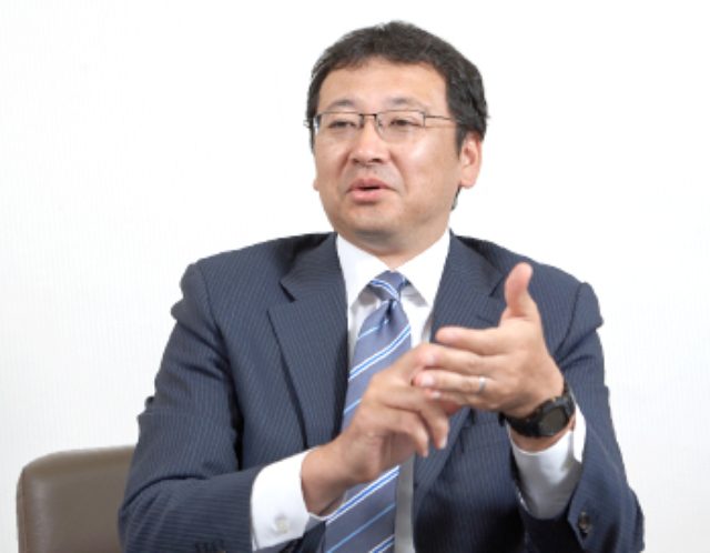 画像: インタビューに答える三上教諭