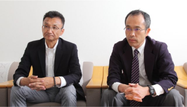 画像: インタビューを受ける成澤社長&野田氏