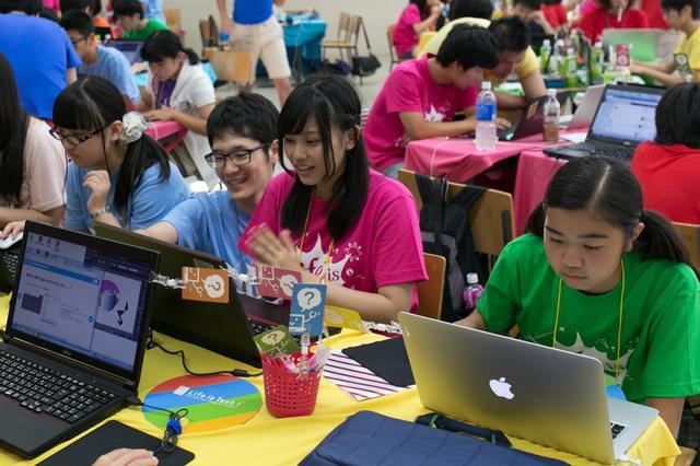 画像: 「Life is Tech ! CAMP」は5~6人のグループに対し、1人の大学生インストラクターがついて開発や制作をサポート。パソコンに詳しくなくても安心して参加することができる