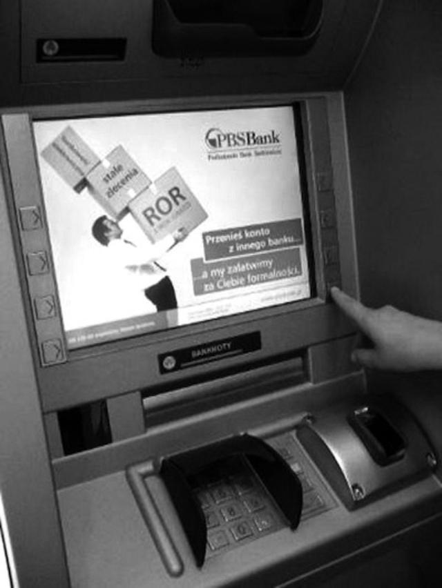 画像: 指静脈認証装置を搭載したポーランドPBS銀行のATM