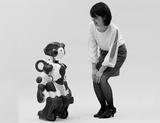 画像: 接客や案内サービスをするヒューマノイドロボット「EMIEW3」