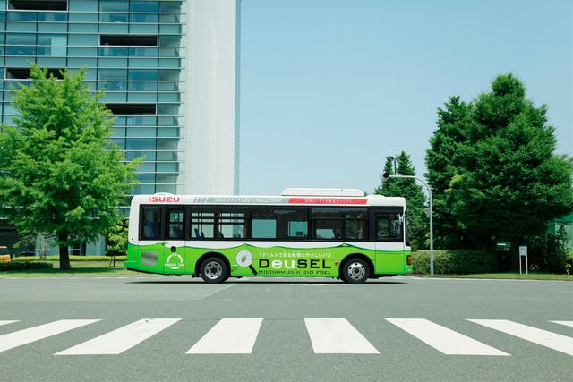 画像: いすゞ自動車と共同開発した、ミドリムシから精製した燃料を一部利用して走るバス。いすゞ藤沢工場-小田急電鉄湘南台駅間を運行中。