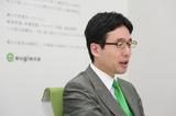 画像: “ミドリムシ大使”を自認する出雲氏。着用するネクタイは常に緑色だ。