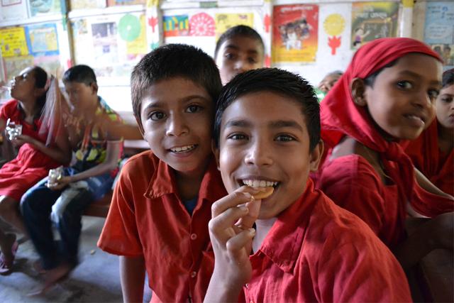 画像: ミドリムシクッキーを食べるバングラデシュの小学生たち