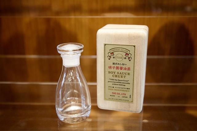 画像: 一消費者の目線から開発された、液だれしない醤油差し。ボトルの口に醤油が触れない設計となっている。中川氏がプロジェクトマネジメントに参画しているブランド「THE」の商品。