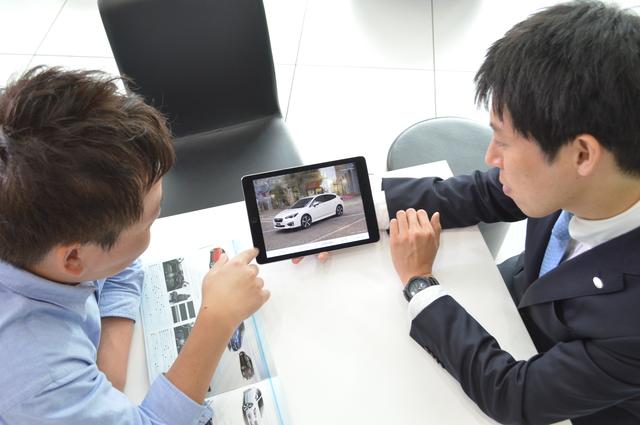 画像: SUBARU Sales Supportシステムよる商談シーン 提案や、見積もり・注文書の提示までタブレット端末でワンストップに実現。長時間お待たせすることなくさまざまな要望にスムーズに応える質の高い提案が実現した