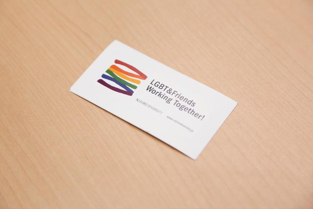 画像: 虹色ダイバーシティがLGBT研修の修了者に配布しているステッカー。団体名の由来でもある左側の6色は、性的マイノリティの権利擁護の象徴とされている。