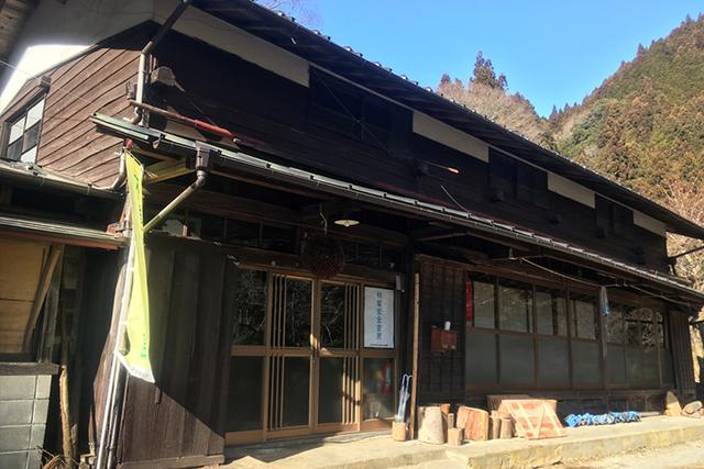画像: 檜原村の山奥にある東京チェンソーズの事務所。築400年の古民家を借りている。