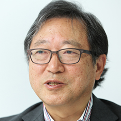 画像: 樋口 美雄 氏 慶應義塾大学 商学部 教授。 慶應義塾大学商学研究科卒業。商学博士。 米国コロンビア大学経済学部客員研究員、一橋大学経済研究所客員教授などを 経て、2009年より現職。 専門は労働経済学･計量経済学。著書『日本経済と就業行動』（1991年）では、 第34回 日経･経済図書文化賞を、『雇用と失業の経済学』（2001年）では、 第42回エコノミスト賞を受賞。平成28年秋の紫綬褒章受章。