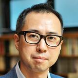 画像: 高木聡一郎氏 国際大学グローバル・コミュニケーション・センター(GLOCOM)研究部長 /准教授/主幹研究員、および東京大学大学院情報学環客員研究員。 国際大学GLOCOM ブロックチェーン経済研究ラボ代表。これまでにハーバード大学ケネディスクール行政大学院アジア・プログラム・フェロー、慶應義塾大学SFC研究所訪問所員、東京大学大学院情報学環客員准教授などを歴任。 専門分野は情報経済学。IT産業のビジネスモデルや、ITの普及・発展に伴う 社会への影響を、主に経済学の観点から分析している。 主な著書に「ブロックチェーン・エコノミクス 分散と自動化による新しい経済のかたち」(翔泳社)、「Reweaving the Economy: How IT Affects the Borders of Country and Organization」(東京大学出版会)、「学び直しの方法論 社会人から大学院へ進学するには」(インプレスR&D)など。 2015年、社会情報学会より「新進研究賞」等を受賞。