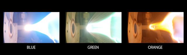 画像: 実験では青、緑、オレンジの発光に成功している。