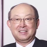 画像: 山下茂(やましたしげる) 1958年、東京都生まれ。立教大学社会学部卒業。1981年、ピジョン株式会社に入社。1997年、タイの子会社PIGEON INDUSTRIES(THAILAND) CO.,LTD.代表取締役社長に就任し、現地工場の立ち上げに従事。2004年、アメリカの子会社LANSINOH LABORATORIES,INC.代表取締役社長に就任。その後、海外事業本部責任者として執行役員、取締役などを歴任し、2013年4月、ピジョンの5代目社長に就任。株式会社東京証券取引所より2015年度「企業価値向上表彰」大賞を、一橋大学より2016年度「ポーター賞」を受賞。