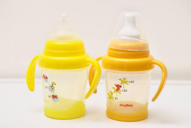 画像: ピジョンの看板商品の一つで、赤ちゃんが自分で持って飲むために開発された「マグマグ」。色合いは国によって変更を加えている。