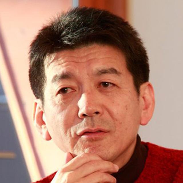 画像: 矢野 和男(やのかずお) 株式会社日立製作所 研究開発グループ 技師長 1959年、山形県酒田市生まれ。1984年、早稲田大学大学院理工学研究科物理学専攻修士課程を修了し、日立製作所に入社。同社の中央研究所にて半導体研究に携わり、1993年、単一電子メモリの室温動作に世界で初めて成功する。同年、博士号(工学)を取得。2004年から、世界に先駆けてウェアラブル技術とビッグデータ収集・活用の研究に着手。2014年、自著「データの見えざる手 ウェアラブルセンサが明かす人間・組織・社会」が、BookVinegar社の2014年ビジネス書ベスト10に選ばれる。論文被引用件数は2500件にのぼり、特許出願は350件。東京工業大学大学院連携教授。