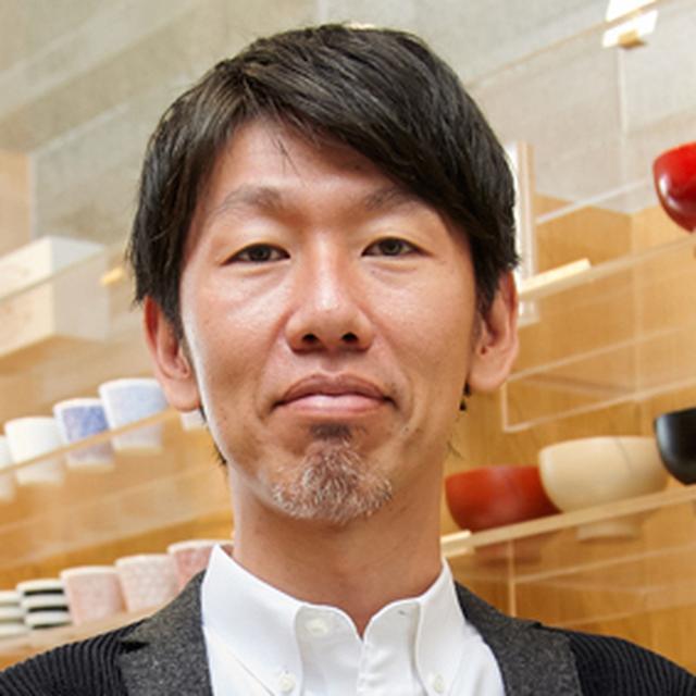 画像: 十三代 中川政七(なかがわ まさしち)氏 1974年奈良県生まれ。2000年京都大学法学部卒業。大手ITベンダーを経て、2002年、父が経営する株式会社中川政七商店に入社。常務取締役として布製品ブランド「遊 中川」の直営店出店を推し進め、日本の工芸をベースとしたSPA(製造小売)業態を他社に先駆けて確立した。2008年、中川政七商店十三代代表取締役社長に就任。翌2009年、工芸メーカーに特化した経営コンサルティング事業を開始。2015年には、独自性のある戦略により高い収益性を維持している企業に贈られる「ポーター賞」を受賞。著書に『奈良の小さな会社が表参道ヒルズに店を出すまでの道のり。』『ブランドのはじめかた』『経営とデザインの幸せな関係』(いずれも日経BP社)、『小さな会社の生きる道』(CCCメディアハウス)など。