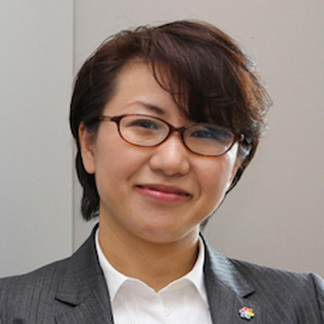画像: 村木真紀(むらきまき) 特定非営利活動法人虹色ダイバーシティ代表。1974年、茨城県生まれ。京都大学総合人間学部卒業。大手ビール会社や外資系コンサルティング会社などでの勤務を経て、2012年に虹色ダイバーシティを設立。2013年、NPO法人化。LGBT当事者としての実感とコンサルタントとしての経験を活かしてLGBTと職場に関する調査・講演活動を行い、大手企業や行政などでの講演実績多数。2015年「Googleインパクトチャレンジ賞」、日経WOMAN「ウーマン・オブ・ザ・イヤー2016 チェンジメーカー賞」、2016年「日経ソーシャルイニシアチブ大賞 新人賞」受賞。著書に『職場のLGBT読本』(実務教育出版,共著)。