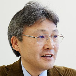 画像: 岡田正大氏 慶應義塾大学大学院経営管理研究科教授。本田技研工業を経て慶應ビジネススクールで経営学修士課程(MBA)を修了後、アーサー D.リトル(ジャパン)にて、IT業界での戦略コンサルテーションを経験。オハイオ州立大学にてPh.D(経営学)を取得(指導教授:ジェイ・バーニー)。専門は企業戦略論。現在、包括的(BOP)ビジネスの研究を通じて、企業戦略の社会性と経済性が両立する条件の探索、および企業活動の社会・経済的複合価値の測定方法について考察を行っている。この分野での論文に「CSVは企業の競争優位につながるか」(『DIAMOND ハーバード・ビジネス・レビュー』2015年1月号所収)などがある。訳書にジェイ・バーニー著『企業戦略論——競争優位の構築と持続(上・中・下)』(ダイヤモンド社)。