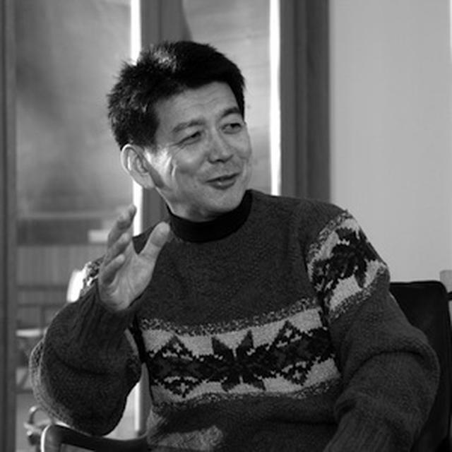 画像: 矢野 和男/やの・かずお 株式会社日立製作所 研究開発グループ 技師長 1959年、山形県酒田市生まれ。1984年、早稲田大学大学院理工学研究科物理学専攻修士課程を修了し、日立製作所に入社。中央研究所にて半導体研究に携わり、1993年、単一電子メモリの室温動作に世界で初めて成功。同年、博士号(工学)を取得。2004年から世界に先駆けてウェアラブル技術とビッグデータ収集・活用の研究に着手。2014年、自著「データの見えざる手 ウェアラブルセンサが明かす人間・組織・社会」が、BookVinegar社の2014年ビジネス書ベスト10に選ばれる。東京工業大学大学院連携教授