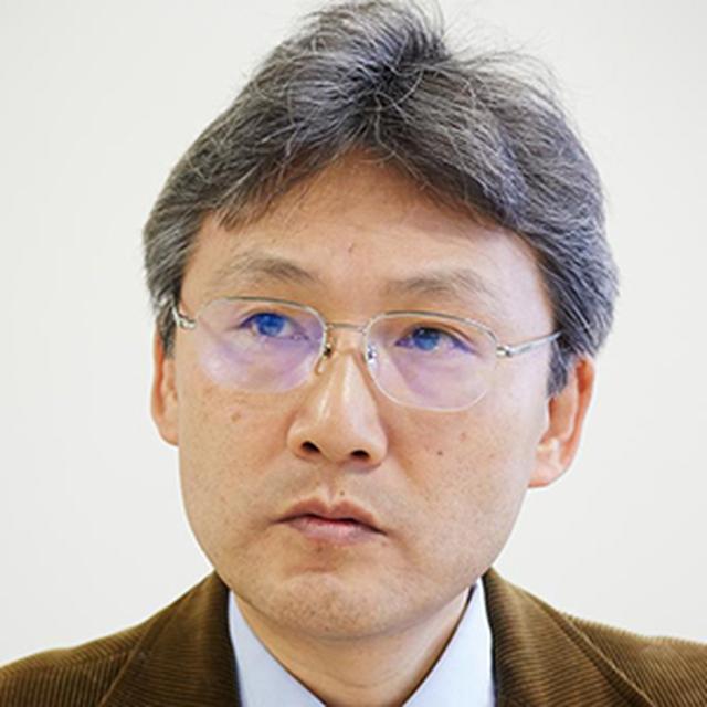 画像: 岡田正大氏 慶應義塾大学大学院経営管理研究科教授。本田技研工業を経て慶應ビジネススクールで経営学修士課程(MBA)を修了後、アーサー D.リトル(ジャパン)にて、IT業界での戦略コンサルテーションを経験。オハイオ州立大学にてPh.D(経営学)を取得(指導教授:ジェイ・バーニー)。専門は企業戦略論。現在、包括的(BOP)ビジネスの研究を通じて、企業戦略の社会性と経済性が両立する条件の探索、および企業活動の社会・経済的複合価値の測定方法について考察を行っている。この分野での論文に「CSVは企業の競争優位につながるか」(『DIAMOND ハーバード・ビジネス・レビュー』2015年1月号所収)などがある。訳書にジェイ・バーニー著『企業戦略論——競争優位の構築と持続(上・中・下)』(ダイヤモンド社)。