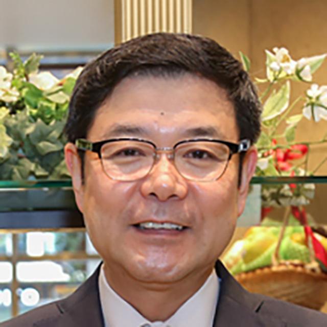 画像: 大島博(おおしまひろし) 1957年、千疋屋総本店五代目・大島榮一氏の長男として東京都文京区に生まれる。1981年に慶應義塾大学法学部政治学科卒業後、ニューヨーク大学に留学。その後渡英し、ロンドン大学で老舗経営学を専攻。帰国後、輸入代行業会社での勤務を経て、1985年に株式会社千疋屋総本店に入社。貿易部長、常務取締役などを歴任し、1998年に六代目当主として代表取締役社長に就任。2001年「ブランド・リヴァイタル・プロジェクト」を立ち上げ、千疋屋総本店のブランド再構築を断行した。