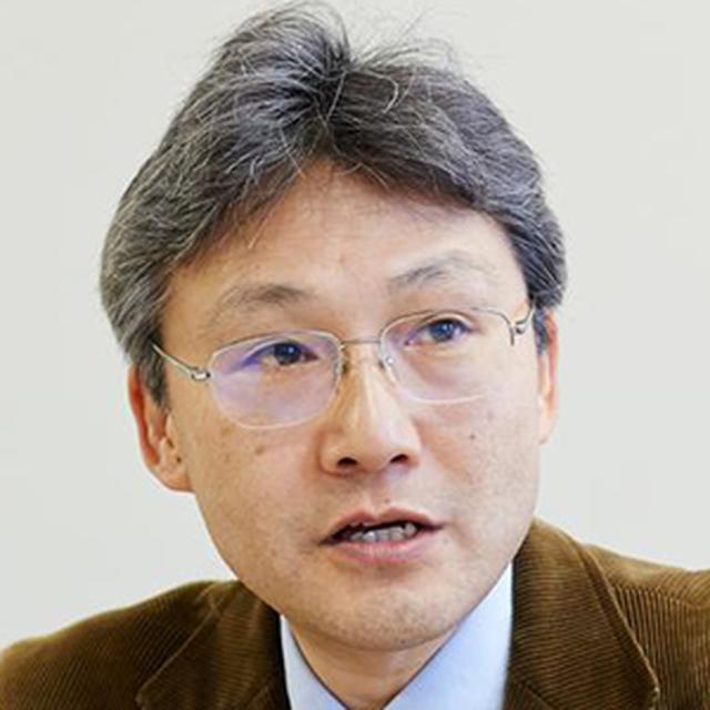 画像: 岡田正大氏 慶應義塾大学大学院経営管理研究科教授。本田技研工業を経て慶應ビジネススクールで経営学修士課程(MBA)を修了後、アーサー D.リトル(ジャパン)にて、IT業界での戦略コンサルテーションを経験。オハイオ州立大学にてPh.D(経営学)を取得(指導教授:ジェイ・バーニー)。専門は企業戦略論。現在、包括的(BOP)ビジネスの研究を通じて、企業戦略の社会性と経済性が両立する条件の探索、および企業活動の社会・経済的複合価値の測定方法について考察を行っている。この分野での論文に「CSVは企業の競争優位につながるか」(『DIAMOND ハーバード・ビジネス・レビュー』2015年1月号所収)などがある。訳書にジェイ・バーニー著『企業戦略論——競争優位の構築と持続(上・中・下)』(ダイヤモンド社)。