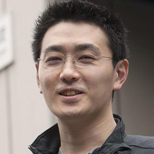 画像: 松田雅也 -Masanari Matsuda- 1980年生まれ。2004年、京都大学法学部卒業後UFJ銀行(現 三菱東京UFJ銀行)に入行。翌2005年には独立系ベンチャーキャピタルへ転職し、その2年後にはエナジーエージェントを設立、社長に就任した。電力購買代理業を軸にしたビジネスを展開したものの成果が伴わないことから同社を休眠すると、2009年、総合物流企業の新規事業立ち上げに参画し、2010年には取締役に就任。同事業は拡大に成功したが、そこでの経験も活かした2度目の起業に取り組むべく、休眠させていた自社を再稼働。2011年「八面六臂」としてのサービスを開始した。食品流通にITによる変革をもたらしていこうという「八面六臂」の取り組みは、鮮魚を皮切りに青果、精肉、酒類にまで広がり、急成長を果たしている。