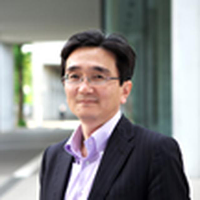 画像: 森川 博之氏 東京大学 先端科学技術研究センター 教授 1987年、東京大学工学部電子工学科卒業。1992年東京大学大学院工学系研究科博士課程修了。1997年東京大学大学院工学系研究科助教授。1997~98年コロンビア大学客員研究員。2002~2006年NICTモバイルネットワークグループリーダーを兼務。2006年東京大学大学院工学系研究科教授。2007年より現職。新世代M2Mコンソーシアム会長、OECD/CDEP副議長等。「社会基盤としてのICT」「エクスペリエンスとしてのICT」といった二つの視点から、センサネットワーク、ビッグデータ/M2M/モノのインターネット、無線通信システムなどの研究を手掛けている。