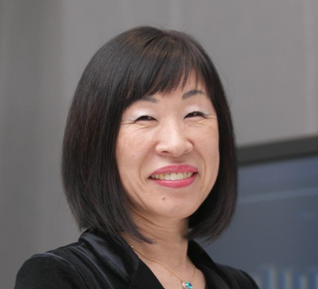 画像: アキレス美知子 上智大学比較文化学部経営学科卒業。米国 Fielding 大学院にて組織マネジメント修士課程修了。富士ゼロックス総合教育研究所で異文化コミュニケーションのコンサルタントとしてキャリアを開始し、日本およびアジアで、シティバンク銀行などで人事・人材開発の要職を歴任。 あおぞら銀行常務執行役員人事担当、資生堂執行役員広報・CSR・環境企画・お客様センター・風土改革担当、横浜市政策局男女共同参画推進担当参与として活躍後、2015 年 1 月に SAP ジャパン人事本部⻑に就任。 SAP 社外においても、横浜市政策局男女共同参画推進担当参与、日本生産性本部女性パワーアップ会議推進委員、NPO 法人GEWELアドバイザリーボード・チェアなど幅広く活動。また、2010年から3年連続で「APEC 女性と経済フォーラム」に日本代表メンバーとして参加。2017年世界女性サミット東京大会では、日本実行委員会コアメンバーおよびスピーカーを務める。 米国ダイバーシティ・グローバル誌より「2017年度グローバルダイバーシティにおいて最も影響力のある女性10人」にもアジアから唯一選出されている。共著に『メンタリングハンドブック』(日本生産性本部)、『人事よ、ススメ︕』(中央経済社)、『世界最強人事』(幻冬舎)。