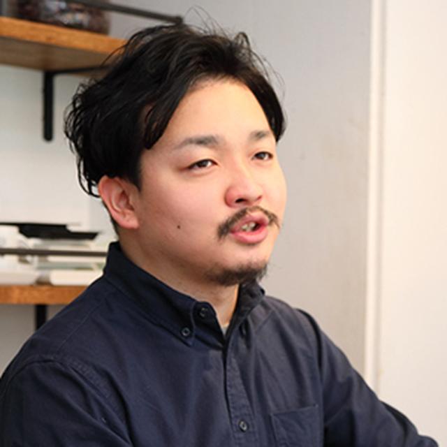 画像: 山下貴嗣 1984年、岐阜県岐阜市生まれ。慶應義塾大学商学部を卒業後、株式会社リンクアンドモチベーションに入社し経営コンサルティング業務に従事。2014年8月に独立し、株式会社βaceを創業。同年12月、東京都渋谷区富ヶ谷にチョコレート専門店「Minimal -Bean to Bar Chocolate-」をオープン。現在、銀座など都内4店舗。「インターナショナルチョコレートアワード世界大会2017」出品部門で、日本ブランド初の最高賞「ゴールド(金賞)」受賞。2017年度グッドデザイン賞ベスト100及び特別賞「ものづくり」にも輝く。個人としては「WIRED Audi INNOVATION AWARD 2017 未来に向けた革新をもたらす30人」に選ばれる。