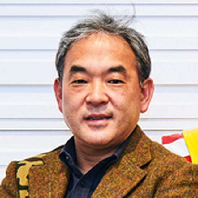 画像: 足立光氏 一橋大学商学部卒業。P&Gジャパン(株)マーケティング部に入社し、日本人初の韓国赴任を経験。 ブーズ・アレン・ハミルトン、及び(株)ローランドベルガーを経て、ドイツのヘンケルグループに属するシュワルツコフヘンケル(株)に転身。2005年には同社社長に就任。 赤字続きだった業績を急速に回復した実績が評価され、2007年よりヘンケルジャパン(株)取締役 シュワルツコフプロフェッショナル事業本部長を兼務し、2011年からはヘンケルのコスメティック事業の北東・東南アジア全体を統括。(株)ワールド 執行役員 国際本部長を経て、2015年より現職。