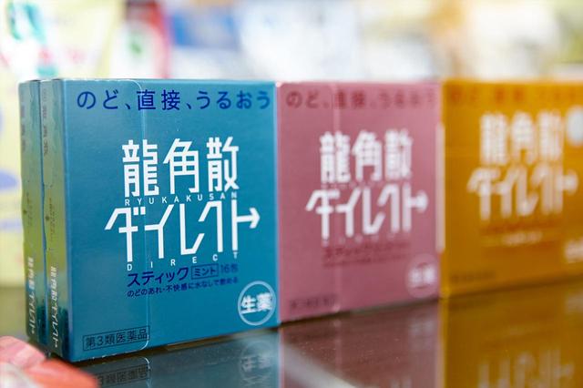 画像: 従来の微粉末状の「龍角散」に慣れない生活者向けに開発された、水なしで手軽に飲める「龍角散ダイレクト」。顆粒タイプとトローチタイプの2種類がある。前身製品「クララ」のブランド訴求力が弱かったため、龍角散の名を冠して2008年にリニューアルされた。