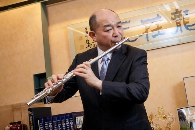 画像: 音大出身で現在もフルート奏者として活動する藤井氏。撮影中、熱のこもった演奏を披露してくださった。
