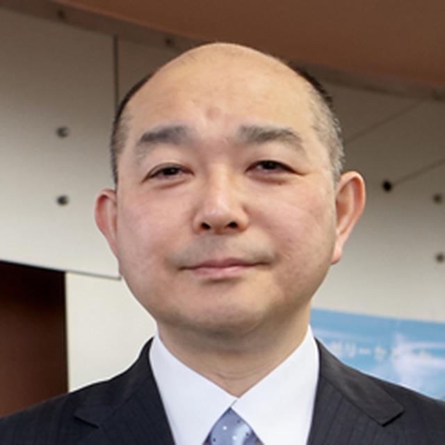 画像: 藤井隆太 1959年、東京都生まれ。桐朋学園大学音楽学部研究科修了。高校在学中からフルート奏者として活動。1985年、小林製薬株式会社に入社。三菱化成工業株式会社(現・三菱ケミカル株式会社)を経て、1994年に父の故・藤井康男氏が経営していた株式会社龍角散に入社。翌年、代表取締役社長に就任。龍角散は江戸時代から続くのど薬の老舗であり、隆太氏は初代から数えて8代目、社長としては5代目にあたる。現在も、プロのフルート奏者として時折活動を続けている。