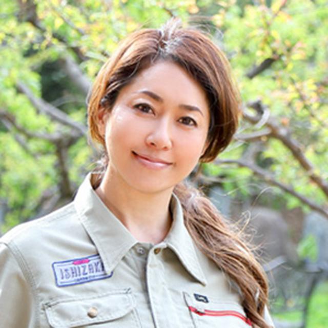 画像: 石坂典子 1972年、東京都生まれ。父・石坂好男氏が創業した産廃中間処理会社、石坂産業株式会社(埼玉県三芳町)に1992年入社。2002年、取締役社長に就任。2013年から代表取締役を務める。2014年、同社が管理する里山に環境教育フィールド「三富今昔村」を開業。「ウーマン・オブ・ザ・イヤー2016 情熱経営者賞」(日経WOMAN)など受賞多数。著書に『絶体絶命でも世界一愛される会社に変える!』(ダイヤモンド社,2014年)、『五感経営―産廃会社の娘、逆転を語る』(日経BP社,2016年)、『どんなマイナスもプラスにできる未来教室』(PHP研究所,2017年)。
